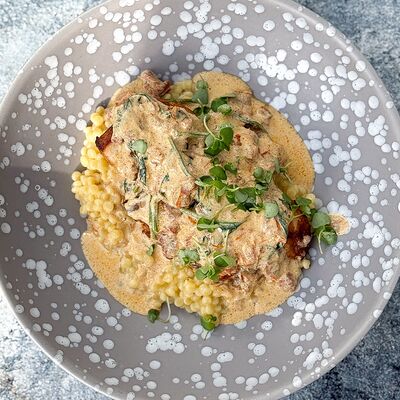 Куриная грудка , запеченная с пастой птитим под соусом карри и вялеными томатами в Food market skolkovo по цене 895 ₽