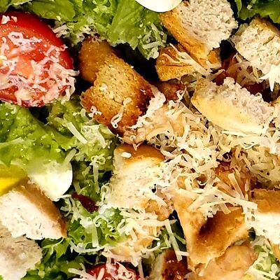 Салат City Цезарь Свинка в Burger city по цене 385 ₽