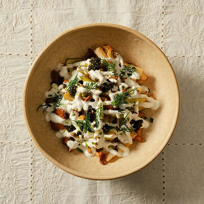 Жареный картофель с лисичками и черной икрой в Банщики по цене 1190 ₽