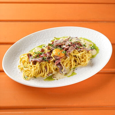 Спагетти карбонара с беконом в сливочном соусе в Сорренто by Novikov по цене 1020 ₽