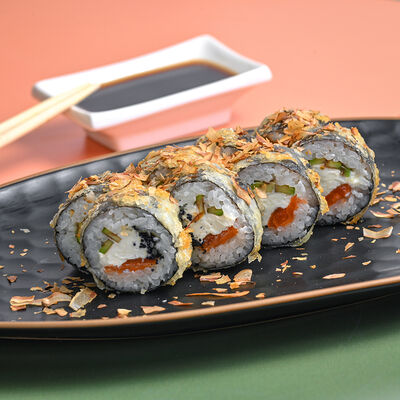 Ролл Темпура с лососем и стружкой тунца в Зебры по цене 620 ₽