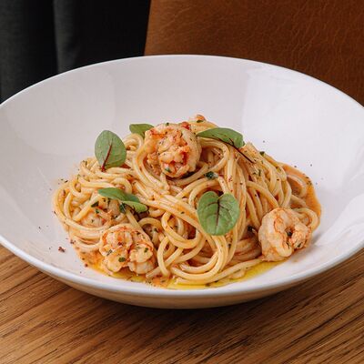 Спагетти с креветками и розовым перцем в Riesling Boyz по цене 1350 ₽