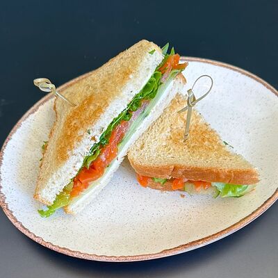 Сэндвич с форелью шеф-посола в Лепила мама по цене 420 ₽