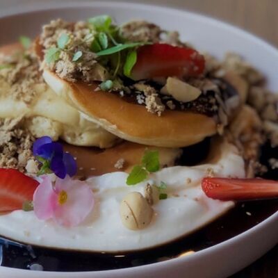 Панкейки с творожным кремом, халвой и орехами в Raison D’être по цене 510 ₽