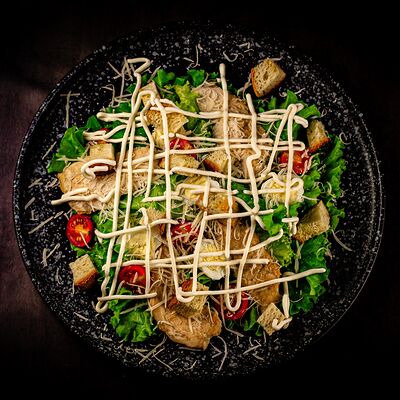 Салат Цезарь с курицей в У Сватов по цене 460 ₽