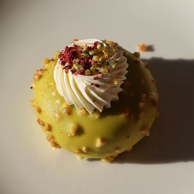 Десерт малина-фисташка в Red Cup iMall по цене 470 ₽