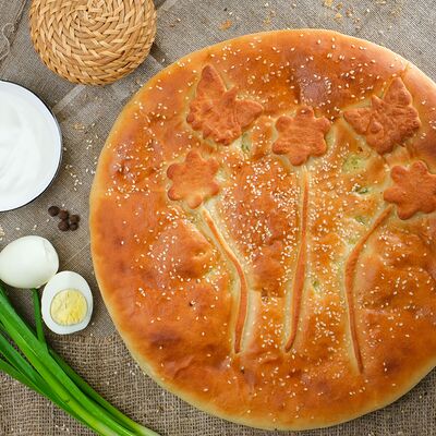 Пирог с зелёным луком и яйцом в Пироги по-коми по цене 1199 ₽