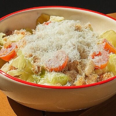 Салат Цезарь с цыпленком су-вид в Свидание по цене 560 ₽