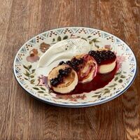 Сырники с черносмородиновым вареньем в Дзамико