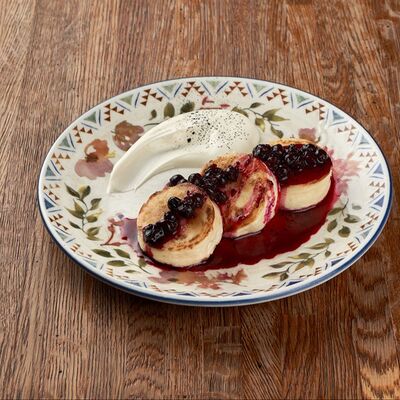 Сырники с черносмородиновым вареньем в Дзамико по цене 450 ₽