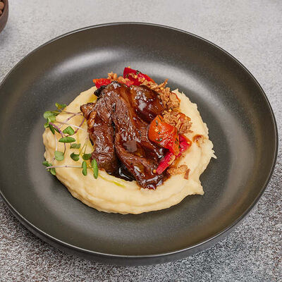 Телячьи щечки с кремом из картофеля и сальсой из печеного перца в Family Grill по цене 810 ₽