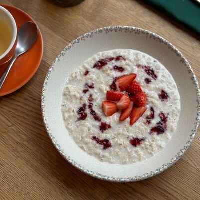 Овсяная каша с клубникойв DVOR гриль-бистро по цене 380 ₽