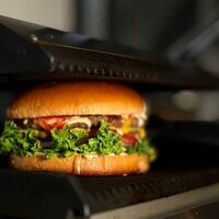 Классический бургер в RED FOOD фастфуд маркет