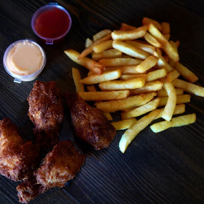 Крылья и Фри, 2 соуса в Happy burger day по цене 710 ₽