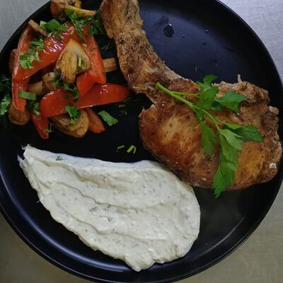 Свиной антрекот с овощамив АУ по цене 820 ₽