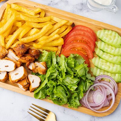 Шаверма на тарелке из курицы в Черпак по цене 650 ₽