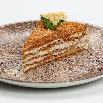 Торт медовый в Сытый кит по цене 450 ₽