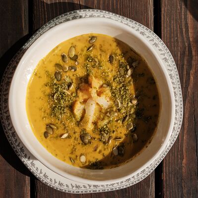 Крем-суп из цветной капусты, карри и семян тыквы в Folk по цене 620 ₽