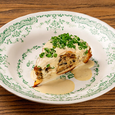 Курник с цыпленком, грибами и соусом белые грибы в Казак по цене 740 ₽