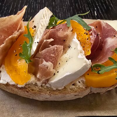 Брускетта с пармской ветчиной, хурмой и сыром камамбер в Траттория Semplice по цене 650 ₽