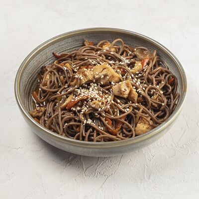 Лапша соба с курицей в Кушай мясо по цене 495 ₽