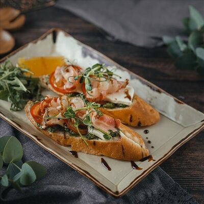 Брускетта с песто и беконом в Amato по цене 590 ₽