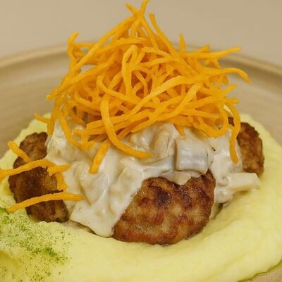 Котлетки из кролика под сливочно-грибным соусом с картофельным пюре в Кафе 38 по цене 990 ₽
