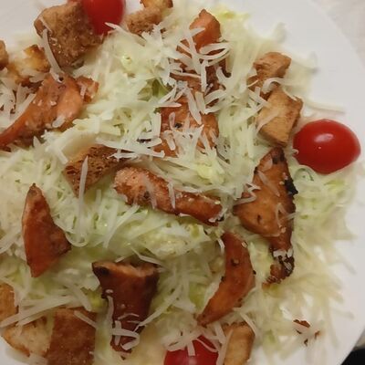 Цезарь с жареной семгой и кунжутом в Сказка lounge по цене 950 ₽