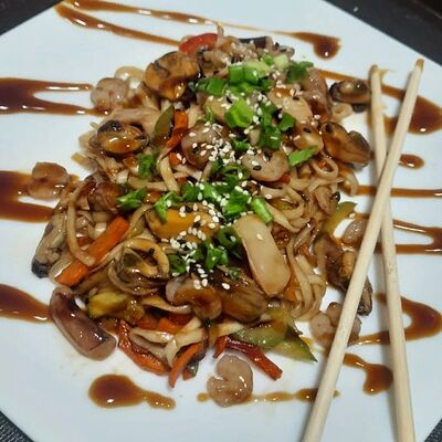 Wok удон с морепродуктами в Шаурмист по цене 495 ₽