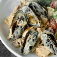 Салат с морепродуктами в сливочно -ореховом соусе в Гостиный дом