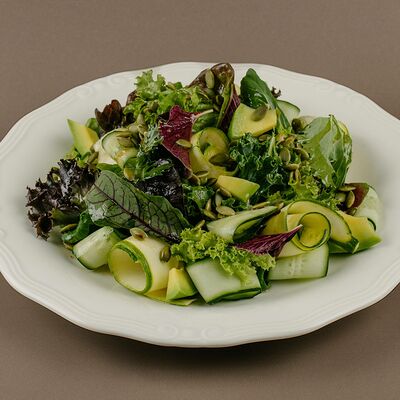 Зеленый салат с авокадо и цуккини в Кими по цене 680 ₽