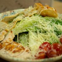 Цезарь с куриной грудкой в Dante