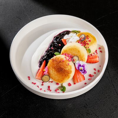 Сырники со сметаной и ягодами в Everest Sochi по цене 740 ₽