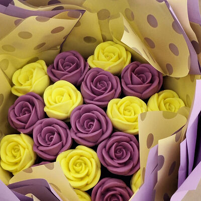 Букет из 19 шоколадных роз фиолетовой и желтой в Мистер пряничек по цене 2500 ₽