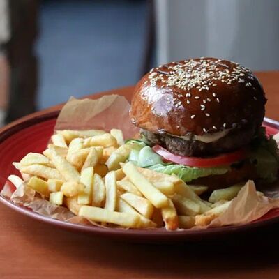 Бургер со свино-говяжьей котлетой и беконом в Мука по цене 760 ₽