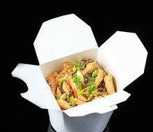 Wok рисовая лапша с курицей в Не скажу, где Я по цене 540 ₽