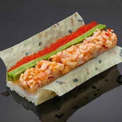 Хенд-ролл с камчатским крабом в остром соусе в маменори в Bluefin по цене 1380 ₽