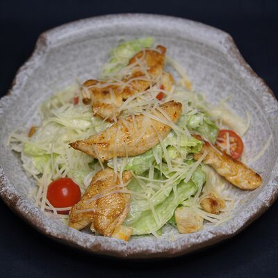 Цезарь с куриной грудкой в Пойдем зайдем по цене 510 ₽