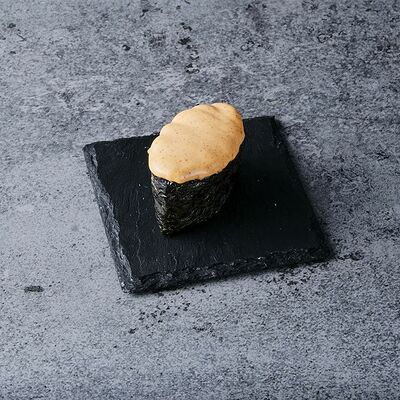 Спайси суши с копченым лососем в THE BOX по цене 99