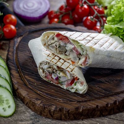 Шаурма большая с говядинойв Мясолаваш по цене 610 ₽
