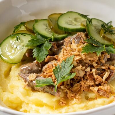 Бестроганов с пюре в Тирольские пироги по цене 580 ₽