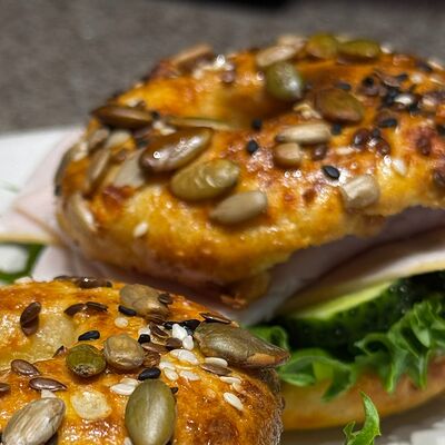 Творожный бейгл с ветчиной из индейки в ОсноваCoffeeBar по цене 365 ₽