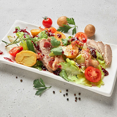 Салат с утиной грудкой в Штолле по цене 299 ₽