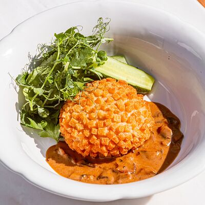 Пожарская котлета c грибным соусом и малосольным огурцом в Brasserie lambic по цене 864 ₽