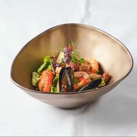 Салат с морепродуктами в Фабрика