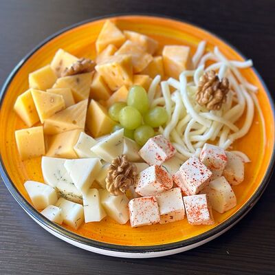 Ассорти из сыров в Навруз по цене 1025 ₽