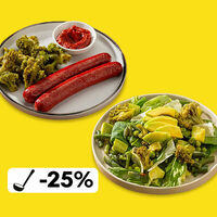 Обед с гриль колбасками и зеленым салатом в Пока горячее