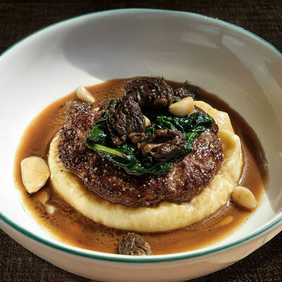 Бифштекс, картофельное пюре, шпинат в Dacha restaurant по цене 1250 ₽