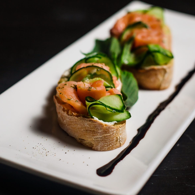 Брускетта с лососем и огурцом в Капуцин Кирова по цене 480 ₽