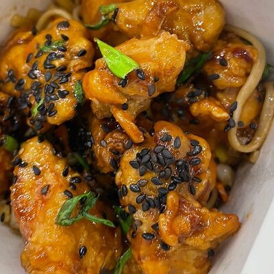 Вок с курицей в карамели в Mr.Mao по цене 545 ₽